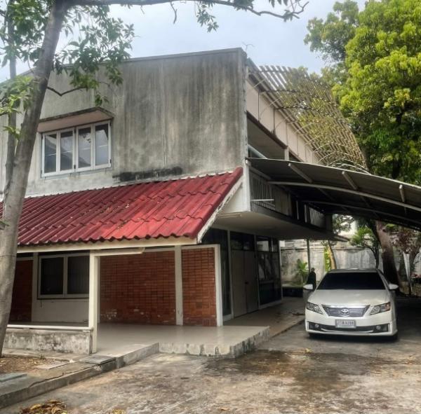 ขายที่ดินพร้อมบ้านเก่าแปลงมุม 187 ตรว. เอกมัย ซอย 18 สภาพแวดล้อมดี เหมาะสร้างบ้าน สำนักงาน หรือลงทุน ใกล้ BTS เอกมัย ทองหล่อ