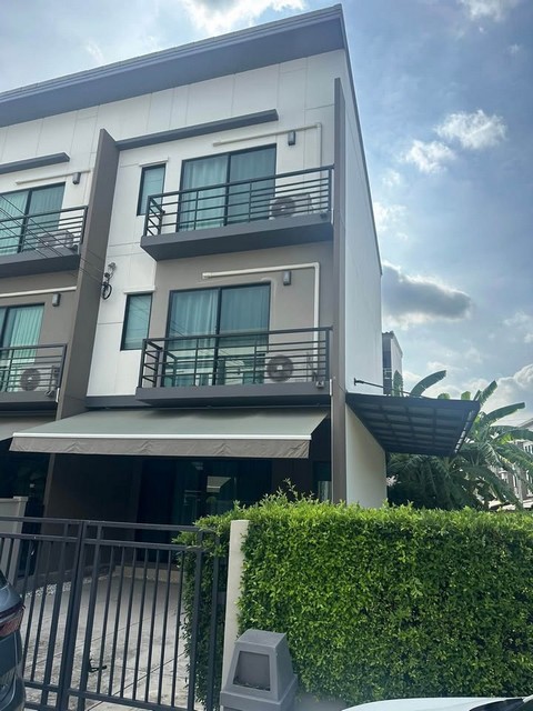 ให้เช่าทาวน์โฮม 3 ชั้นหลังมุม 3 ห้องนอน โครงการบ้านกลางเมือง ศรีนครินทร์ - อ่อนนุช ใกล้ รถไฟฟ้าสายสีเหลือง สถานีศรีนุช
