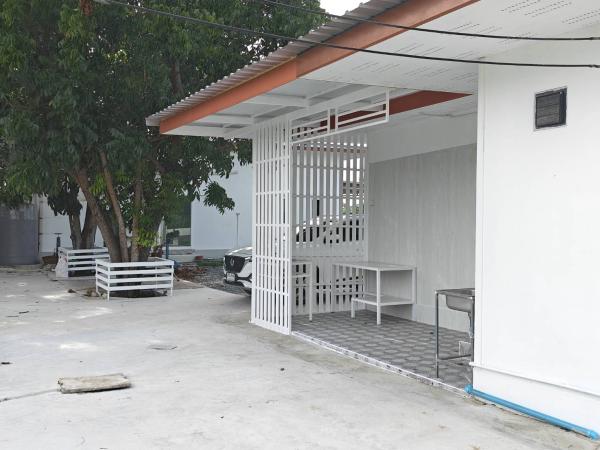 ขายด่วน หรือ ปล่อยเช่า! บ้านพร้อมที่ดินผืนใหญ่ 385 ตร.ว. มีบ้านทั้งหมด 3 หลังในพื้นที่เหมาะสำหรับครอบครัวใหญ่ ซื้อเพื่ออยู่อาศัย