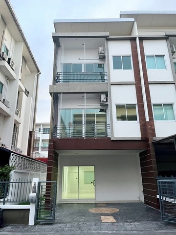 โฮมออฟฟิศ 3 ชั้น 4 ห้องนอน 3 ห้องน้ำ แอร์ ทั้งหมด 5 ตัว ติดถนนนวลจันทร์ ทำออฟฟิศใด้
