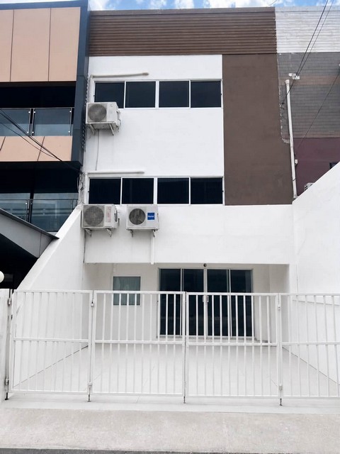 ให้เช่าทาวน์โฮม 3 ชั้น 4 ห้องนอน ย่านประชาชื่น–จตุจักร รีโนเวทใหม่ ใกล้สถานีกรุงเทพอภิวัฒน์ 1.2 กม
