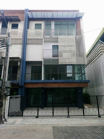 ให้เช่า ทาวน์โฮม 4 ชั้น หลังมุม มีที่จอดรถ 4 คัน ซอยรามอินทรา40 โครงการ ดิสทริค เอกมัย-รามอินทรา